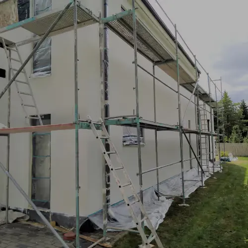 Eingerüstete Hausfassade während der Sanierung.
