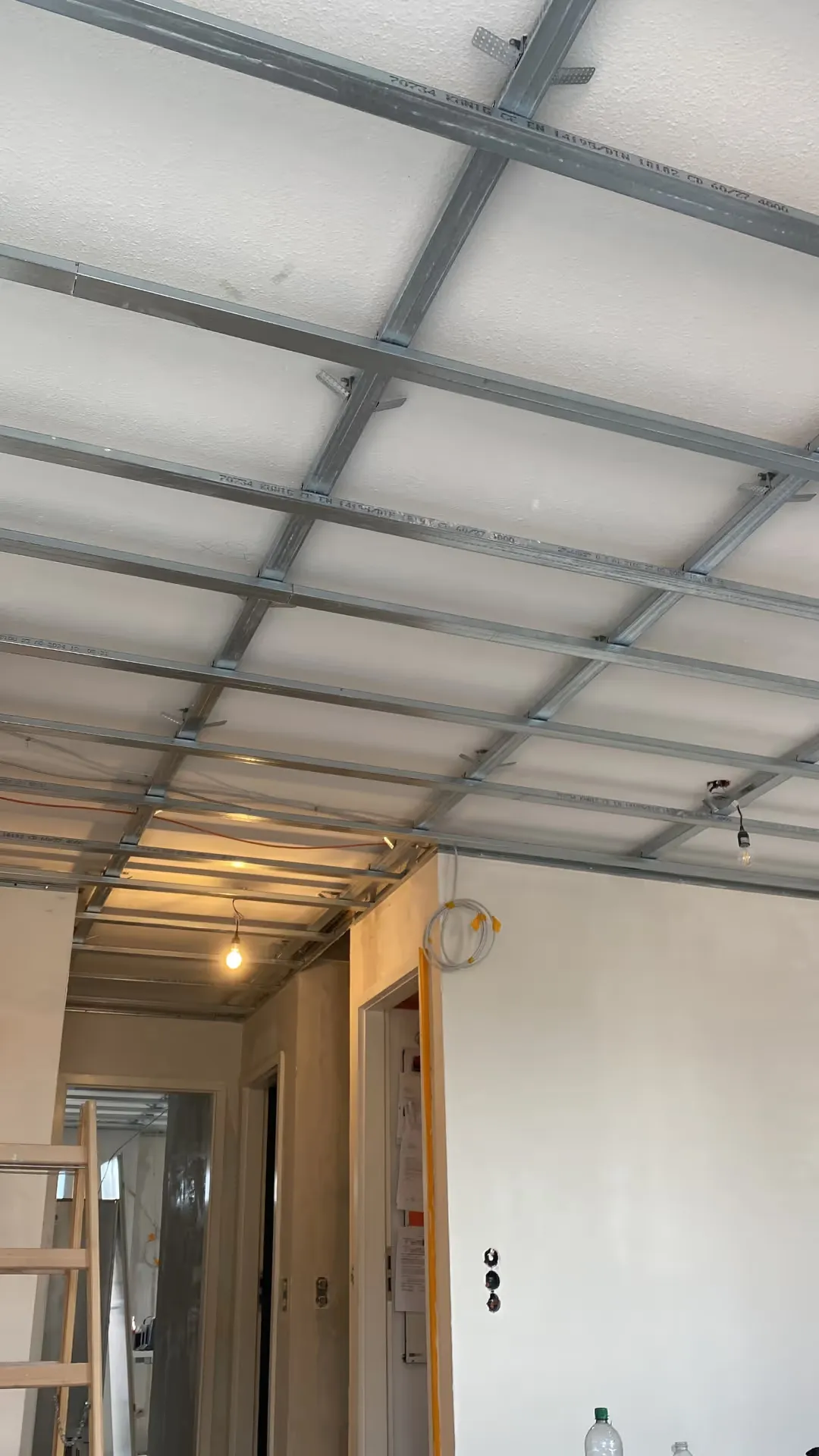 Metallständerwerk einer abgehängten Decke in einem Rohbau.